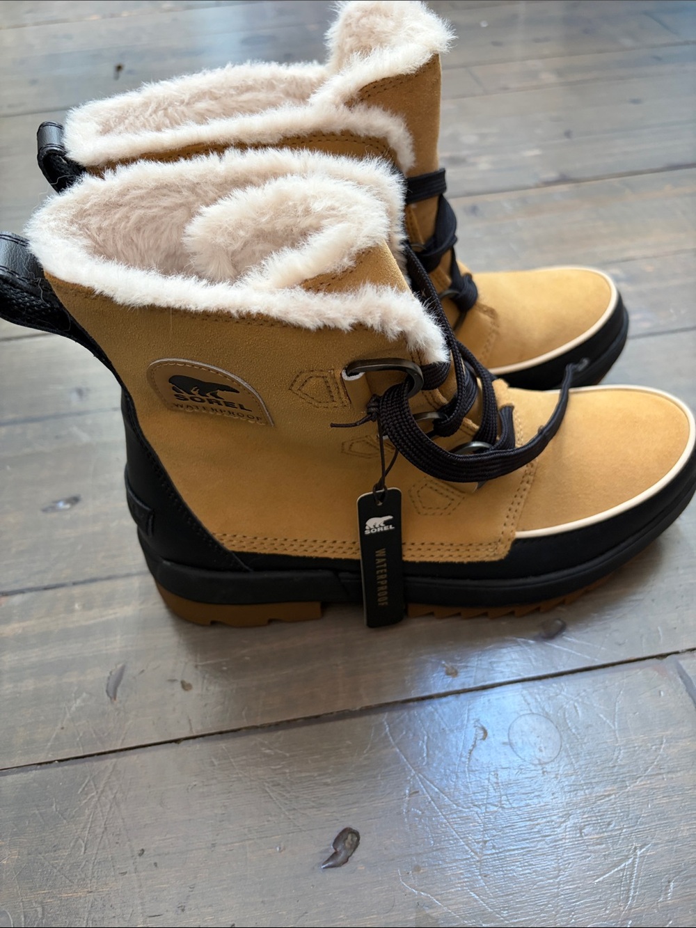 Sorel Women's Shearling-Lined Winter Lace-Up Boots in Tan & Black brand new